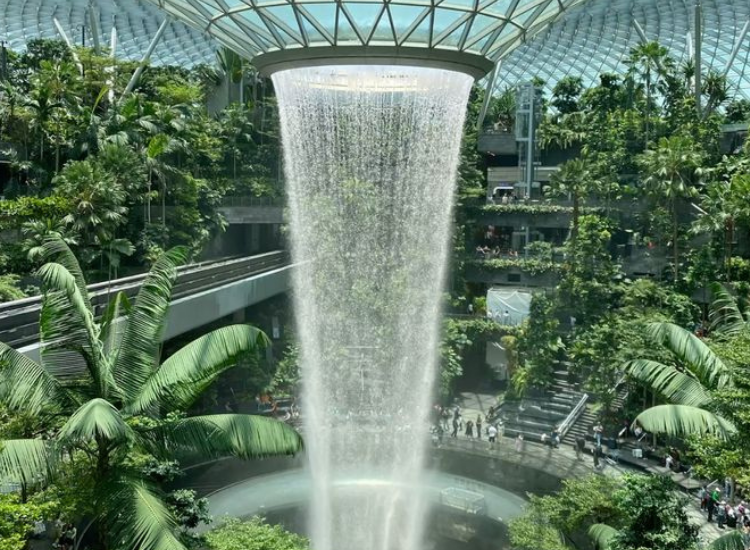 Ảnh đẹp Singapore tại Jewel Changi Rain Vortex với thác nước trong nhà ấn tượng
